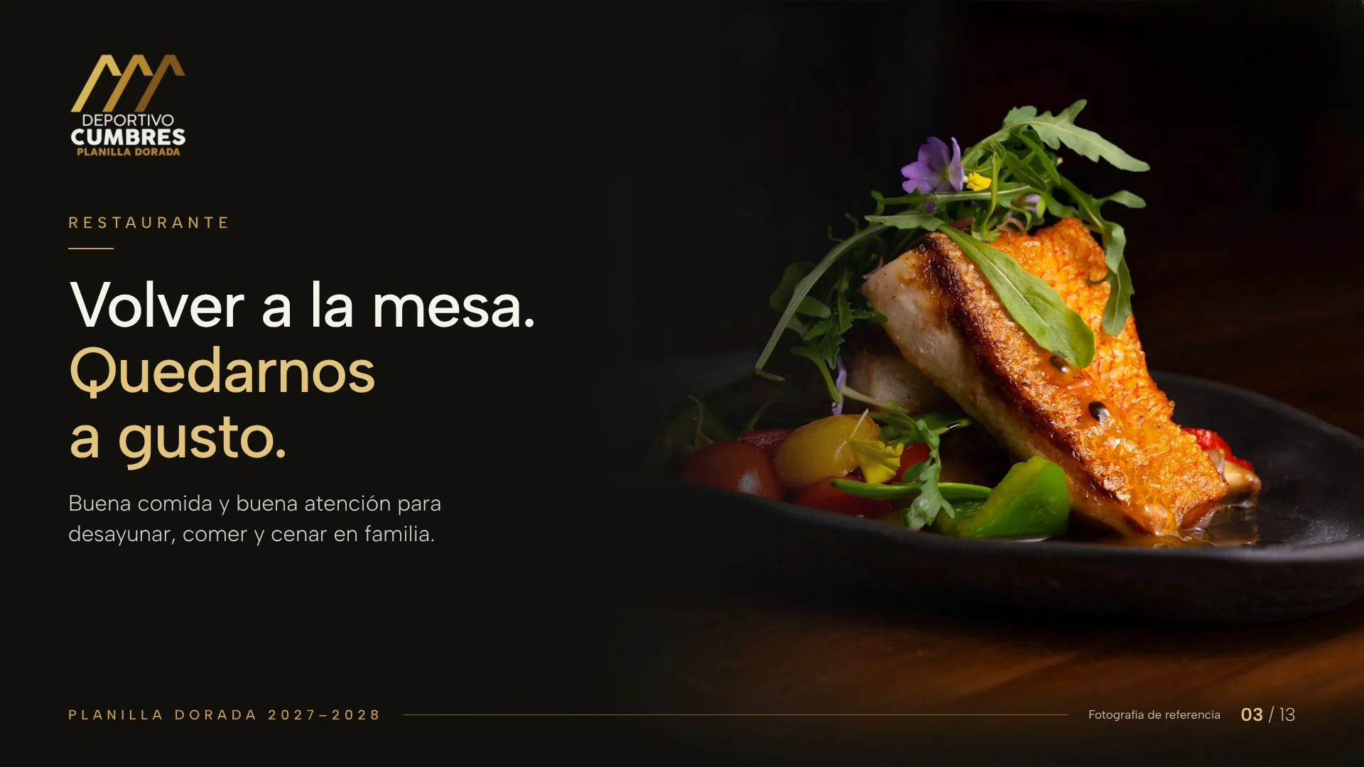 Fotografía de referencia en acercamiento: un filete de pescado dorado con verduras y brotes frescos en un plato oscuro.