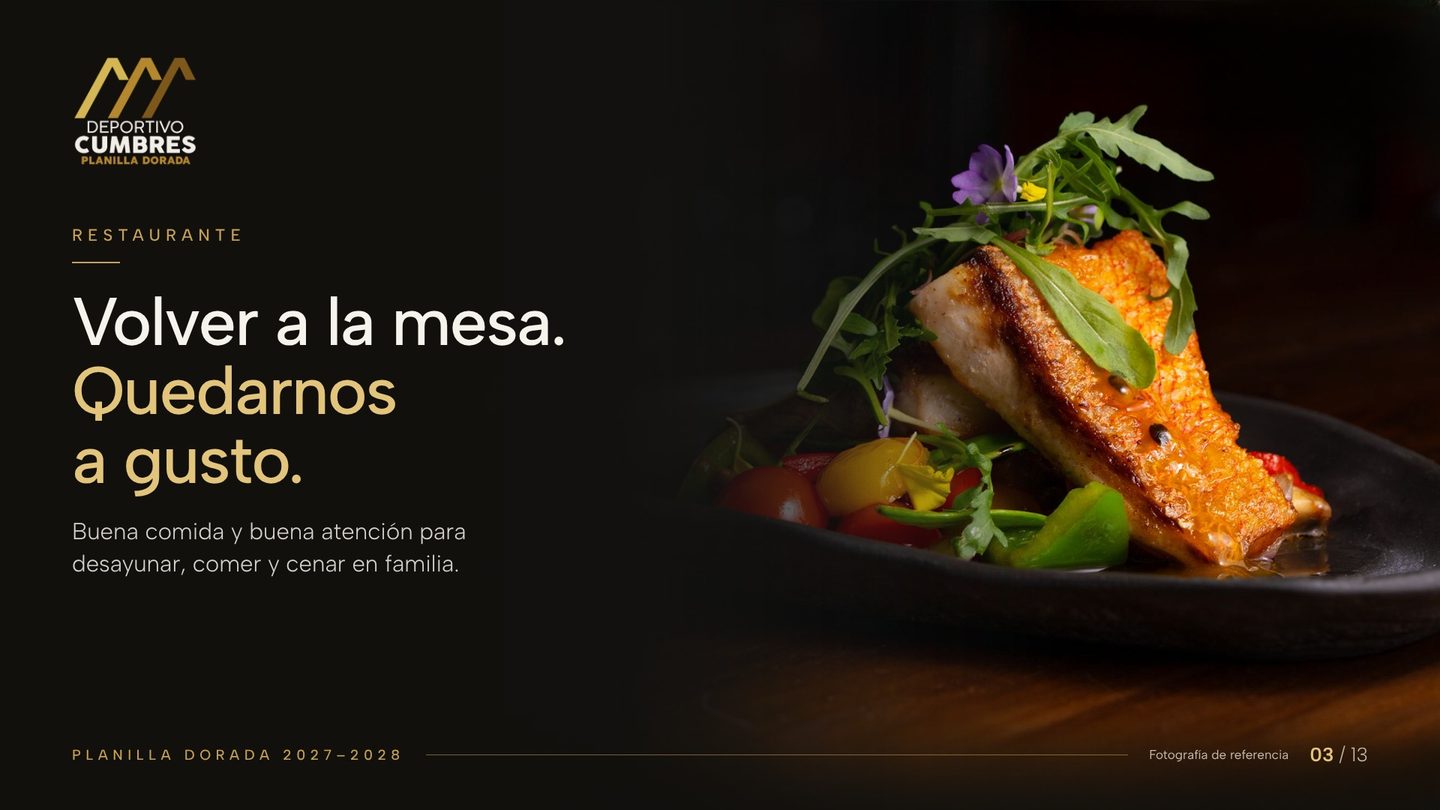 Fotografía de referencia en acercamiento: un filete de pescado dorado con verduras y brotes frescos en un plato oscuro.
